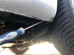 Steinhausen - 16. JanuarAm Mittwochmorgen war ein Fahrzeug mit einem Schraubenzieher im Reifen unterwegs. Der Schraubenzieher fiel einem aufmerksamen Sicherheitsassistenten der Zuger Polizei auf. (Bild: Zuger Polizei)