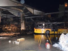 Bei einem Grossbrand in Chur wurde ein Busdepot komplett zerstört. (Bild: PD Kantonspolizei Graubünden)