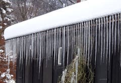 Eisiger Vorhang - Eiszapfen am Dach eines Hauses an der Brauerstrasse in St. Gallen (Bild: Doris Sieber)