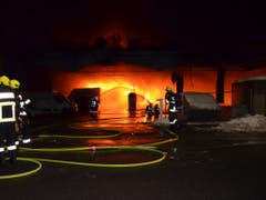 Die Feuerwehr musste in der Nacht auf Donnerstag einen Grossbrand in Chur in einem Busdepot bekämpfen. (Bild: PD Kantonspolizei Graubünden)