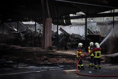 Mehrere Fahrzeuge wurden zerstört. (KEYSTONE/Gian Ehrenzeller, 17.1.2019)