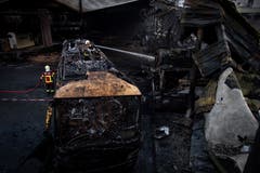 Blick auf zerstörte Fahrzeuge: Beim Brand in einer Einstellhalle von Postauto wurden mehrere Fahrzeuge zerstört, der Schaden geht in die Millionen. (KEYSTONE/Gian Ehrenzeller, 17.1.2019)