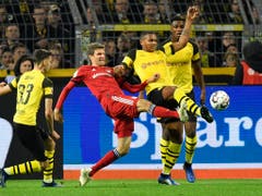 Der BVB muss im Titelrennen vorerst ohne Manuel Akanji (im Bild im Zweikampf mit Thomas Müller) auskommen. Der Schweizer Nationalverteidiger laboriert an einer Hüftverletzung. Für Dortmunds Trainer Lucien Favre wäre Akanjis baldige Rückkehr wichtig. Akanji hat, wie Favre sagt, «eine Chefrolle» inne (Bild: KEYSTONE/AP/MARTIN MEISSNER)