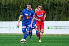 Tomi Juric (links) läuft Dragos Nedelcu davon. (Bild: Martin Meienberger (Coin Malaga, 17. Januar 2019))