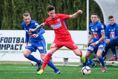 Dennis Man (Mitte) wird von Christian Schneuwly (links) zurückgehalten. (Bild: Martin Meienberger (Coin Malaga, 17. Januar 2019))
