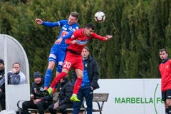 Zweikampf zwischen Silvan Sidler (links) und Romario Benzar. (Bild: Martin Meienberger (Coin Malaga, 17. Januar 2019))