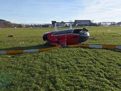 Der Helikopterpilot und die drei Passagiere blieben beim Unfall unverletzt. (Bild: Luzerner Polizei)
