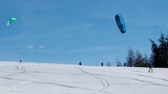 Snowkiting und andere Sportarten bei Föhn auf dem Gäbris. (Bild: Franz Häusler)