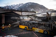 Ein Bild der ZerstörungBeim Brand kamen laut Polizei keine Personen zu Schaden. (KEYSTONE/Gian Ehrenzeller, 17.1.2019)