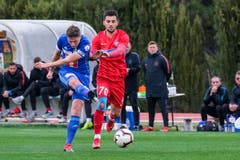 Idriz Voca schiesst aufs Tor, Florentin Matei von Steaua Bukarest kommt zu spät. (Bild: Martin Meienberger (Coin Malaga, 17. Januar 2019))
