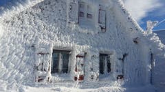 Vom Regen, Schnee und Wind gezeichnet: die Hütte auf dem Tanzboden. (Bild: Petra Mullis)