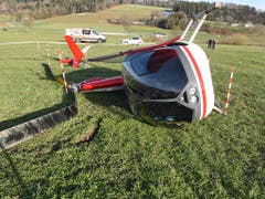 Totalschaden: Ein Helikopter kommt nach einem missglückten Start in Beromünster LU unsanft zu Boden. (Bild: Luzerner Polizei)
