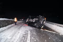 Menzingen - 18. JanuarIn der Nacht auf Freitag verlor eine Autolenkerin auf der schneebedeckten Strasse die Kontrolle über ihr Fahrzeug. Dieses geriet auf eine rund einen Meter hohe Stützmauer, worauf das Auto auf die linke Fahrzeugseite kippte. Die Lenkerin wurde leicht verletzt. (Bild: Zuger Polizei)