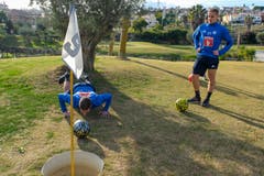 Fussball einmal anders: Simon Grether (links) und Stefan Wolf beim «Golfen». (Bild: Martin Meienberger (Mijas, 16. Januar 2019))