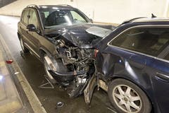 Buchrain - 17. JanuarAm Donnerstag prallte ein Autofahrer im Autobahnzubringer Rontal in sein Vorderfahrzeug. Dieses krachte wiederum in den Personenwagen vor ihm. Zwei Personen wurden leicht verletzt. (Bild: Luzerner Polizei)