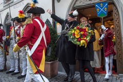 Abgeholt: Fritschivater Reto Schriber und Lebenspartnerin Monika treten vor die Türe des Wilden Mann. (Bild: Dominik Wunderli, Luzern, 19. Januar 2018)