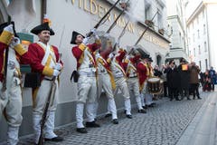 Wenn die Grenadiere der Zunft zu Safran zum Salutschiessen vor dem Restaurant Wilden Mann antreten, hat die Abholung des Fritschivaters definitiv begonnen. (Bild: Dominik Wunderli, Luzern, 19. Januar 2018)