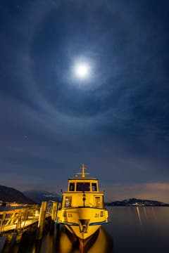 Ein Schiff auf dem ruhigen Zugersee. (Bild: Daniel Hegglin (Zug, 18. Januar 2019))