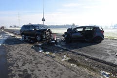 Luzern – 19. JanuarBei der Frontalkollision zwischen der Lohrenkreuzung und dem Stechenrain in Luzern wurde ein Autofahrer schwer verletzt. Das Strassenstück musst für zweieinhalb Stunden gesperrt werden. (Bild: Luzerner Polizei)