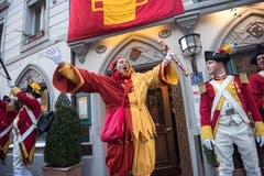 "Brüele!" der Zunftnarr heizte das Publikum an. (Bild: Dominik Wunderli, Luzern, 19. Januar 2018)