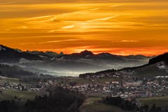 Gupf/Rehetobel AR: Dramatische Abendstimmung über dem Appenzellerland. (Bild: Thomas Staub)