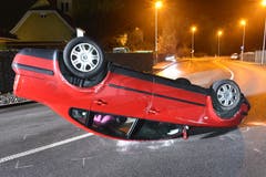 Perlen - 1. JanuarEin Autofahrer hat in Perlen einen Selbstunfall verursacht. Er wurde leicht verletzt. Im Blut wurde einen Atemalkoholwert von 1,76 Promille gemessen. Zudem war er ohne Führerausweis unterwegs. (Bild: Luzerner Polizei)