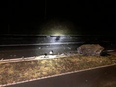 Erstfeld - 1. JanuarDie Gotthardstrasse ist im Gebiet Rynächt mit kleineren und grösseren Steinen verschüttet worden. Aus Sicherheitsgründen wurde die Strasse vorübergehend gesperrt. Als Umfahrung wird die A2 empfohlen. (Bild: Kantonspolizei Uri)