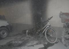 Pfäffikon - 1. JanuarEine im Freien abgefeuerte Feuerwerkspackung setzte in einer Tiefgarage ein Fahrrad in Brand. Anwohner konnten die Flammen rasch mit einem Staublöscher eindämmen. Über 20 Fahrzeuge mussten anschliessend gereinigt werden. Verletzt wurde niemand. (Bild: Kantonspolizei Schwyz)