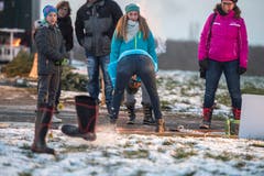 Zum ersten Mal fanden auf dem Zelglihof in Ermatingen die Winter-Highlandgames statt. Disziplinen waren etwa Gummistiefel-Boccia. (Bild: Reto Martin)