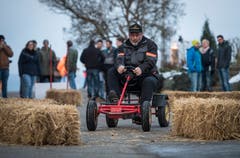 Zwischen Strohballen hat die Zelgi-Ralley auf dem Go-Kart stattgefunden. Geschicklichkeit war gefragt. (Bild: Reto Martin)