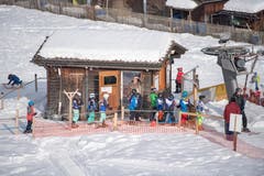 An der Talstation des Skilifts an der Beckenhalde warten die kleinen Wettkämpferinnen und Wettkämpfer, um sich zum Start oben am Hang transportieren zu lassen. (Bilder: Urs Bucher - 20. Januar 2019)