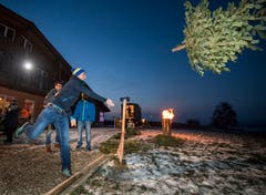 Christbaumwerfen: eine Disziplin für den starken Wurfarm. (Bild: Reto Martin)