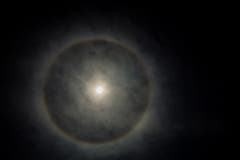 Sonderbare Erscheinung, Mond mit Regenbogenring (Bild: Vinzenz Blum (Egolzwil, 18. Januar 2019))