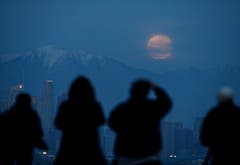 Schaulustige beobachten die totale Mondfinsternis im Kenneth Hahn Park. (Bild: Ringo H.W. Chiu/AP Photo (Los Angeles, 20.Januar 2019))