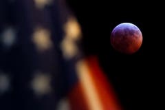 Eine US-Flagge vor dem Mond in Washington.. (Bild: J. David Ake/AP Photo, 20. Januar 2019)