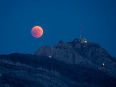 «Der Blutmond heute Nacht konnte ich leider nicht sehen. Hier aber ein Bild vom Juli 2018», so dieser Leser. (Bild: Thomas Ziegler (Säntis, 27. Juli 2018))