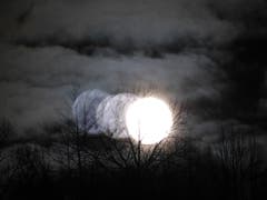 Der Verlauf der Mondfinsternis über Wolhusen (Bild: Josef Lustenberger (Wolhusen, 21. Januar 2019))