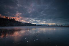 Der leicht zugefrorene Steinibühlweiher in Sempach zur blauen Stunde. (Bild: Daniel Aegerter (Sempach, 20. Januar 2019))