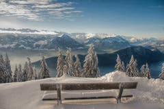 Bank mit Aussicht auf das Buochserhorn, Stanserhorn und den Bürgenstock. (Bild: Caroline Pirskanen (Rigi Kaltbad, 15. Januar 2019))