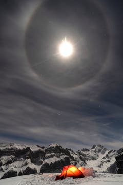 Aufnahme am 19. Januar 2019, um 23.15 auf der Ebenalp (ca. 200m hinter dem Gasthaus Ebenalp). Auf dem Bild ist ein Mond-Halo zu sehen. (Bild: Thomas Lutz)