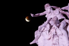 Der Mond hinter dem Denkmal für die Carta Magna und vier Regionen von Argentinien. (Bild: Natacha Pisarenko/AP Photo (Buenos Aires, 20. Januar 2019))