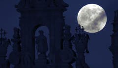 Der Mond über der St. James Statue der Kathedrale von Santiago de Compostela in Spanien. (Bild: Lavandeira jr./EPA, 20. Januar 2019)