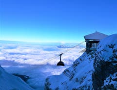 Wunderbare Aussicht auf das Nebelmeer. Die Luftseilbahn «Dragon Ride» fährt soeben in die Bergstation Pilatus Kulm/LU ein. (Bild: Urs Gutfleisch (Pilatus Kulm, 21. Januar 2019))