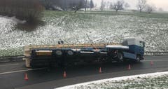 Wolhusen – 21. JanuarAm Montagmorgen kippte im Schwanderholzstutz ein Sachentransportanhänger. Verletzt wurde niemand. Die Strasse musste vorübergehend gesperrt werden. (Bild: Luzerner Polizei)