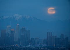 Der Mond über Los Angeles. (Bild: Ringo H.W. Chiu/AP Photo, 20. Januar 2019)))