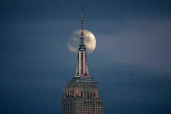 Der Mond über dem Empire State Building (Bild; Julio Cortez/AP Photo (New York, 20. Januar 2019))