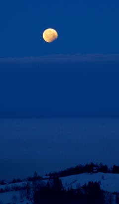 Die Endphase der Mondfinsternis um 07.45 Uhr auf der Hohen Buche. (Bild: Hans Aeschlimann)