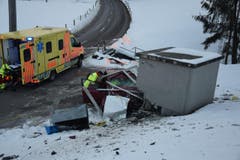 Glaubenberg – 23. Januar Ein in Richtung Stalden talwärts fahrender Personenwagen kollidierte mit einer Trafostation des Elektrizitätswerks Obwalden. Der Fahrzeuglenker wurde verletzt. Zurzeit sind diverse Gebäude im Gebiet Glaubenberg ohne Strom – auch das dortige Bundesasylzentrum und ein Hotel. (Bild: Obwaldner Polizei)