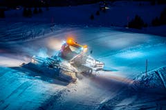 Die Fahrer der Pisten-Bullys sind hauptsächlich bei Nacht unterwegs. (Bild: Urs Bucher)