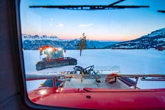 Sind Fahrzeuge mit Seilwinde im Einsatz, gilt Vorsicht. Um Unfälle zu vermeiden darf sich keine Person auf den Pisten befinden. (Bild: Urs Bucher)